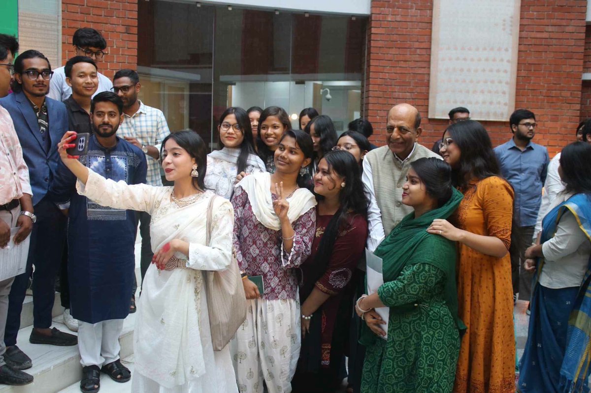 HinduVoice_in's tweet photo. India gave ICCR SCHOLARSHIP to 541 Bangladeshi students for the year 2026. They will study in several colleges in India. https://t.co/xUiv3REcHG