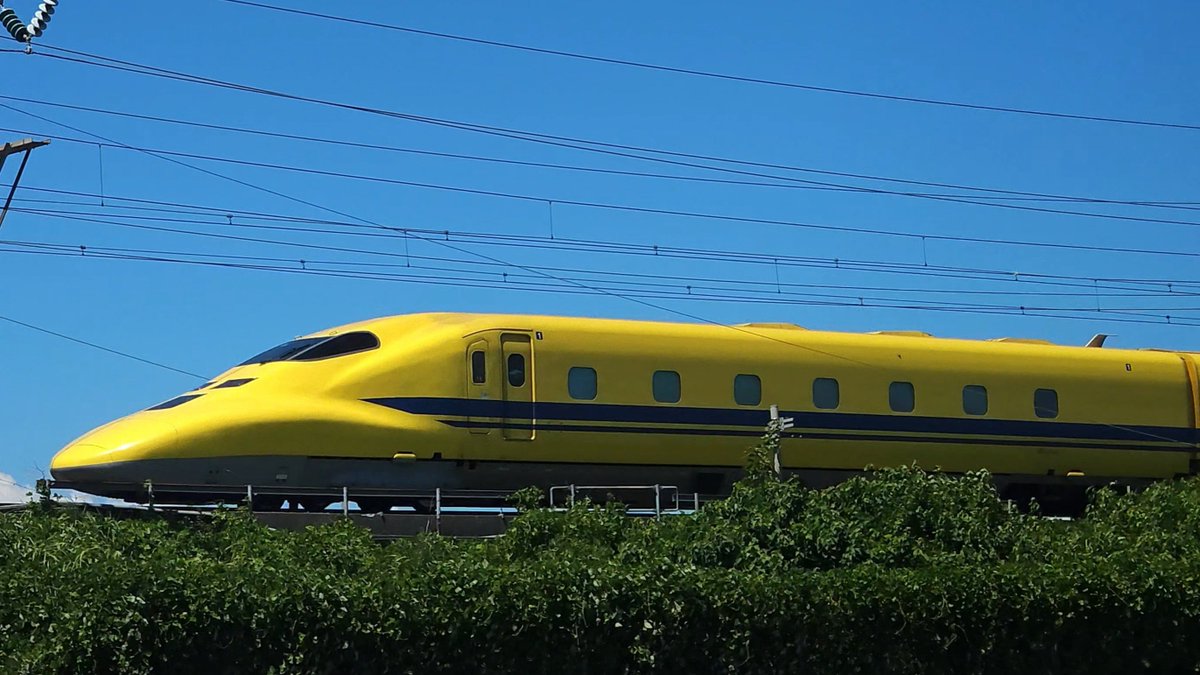 923_yellow's tweet photo. 8/5 🚄ドクターイエロー💛
のぞみ検測 下り T5編成

猛暑でしたが心地よい風が吹く中
イエローさん定刻に下って行きました😊
今日はギャラリーさん少なめ

#ドクターイエロー
#のぞみ検測
#T5編成
#923形新幹線電気軌道総合試験車 https://t.co/DMhwgzIH1Y