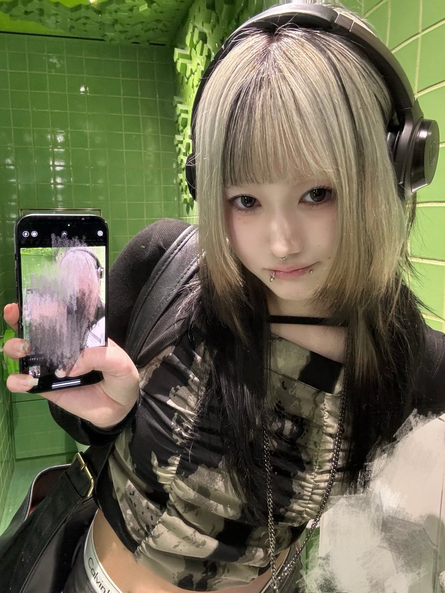 LS714_rei's tweet photo. 王道系アイドルの中で1番変わった自信ある

⬅️3年前                               今▶️ https://t.co/UPF6rPZQok