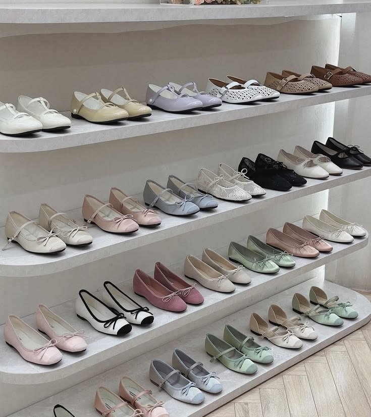 starxxy7's tweet photo. MAAF YA TAPI AKU HARUS SPILL 😭

Baru nemu shoes brand lokal yang desainnya nggak kalah sama brand mahal... eh harganya malah 50 ribuan.. 👀👀🤫 https://t.co/QF05bpVEH4