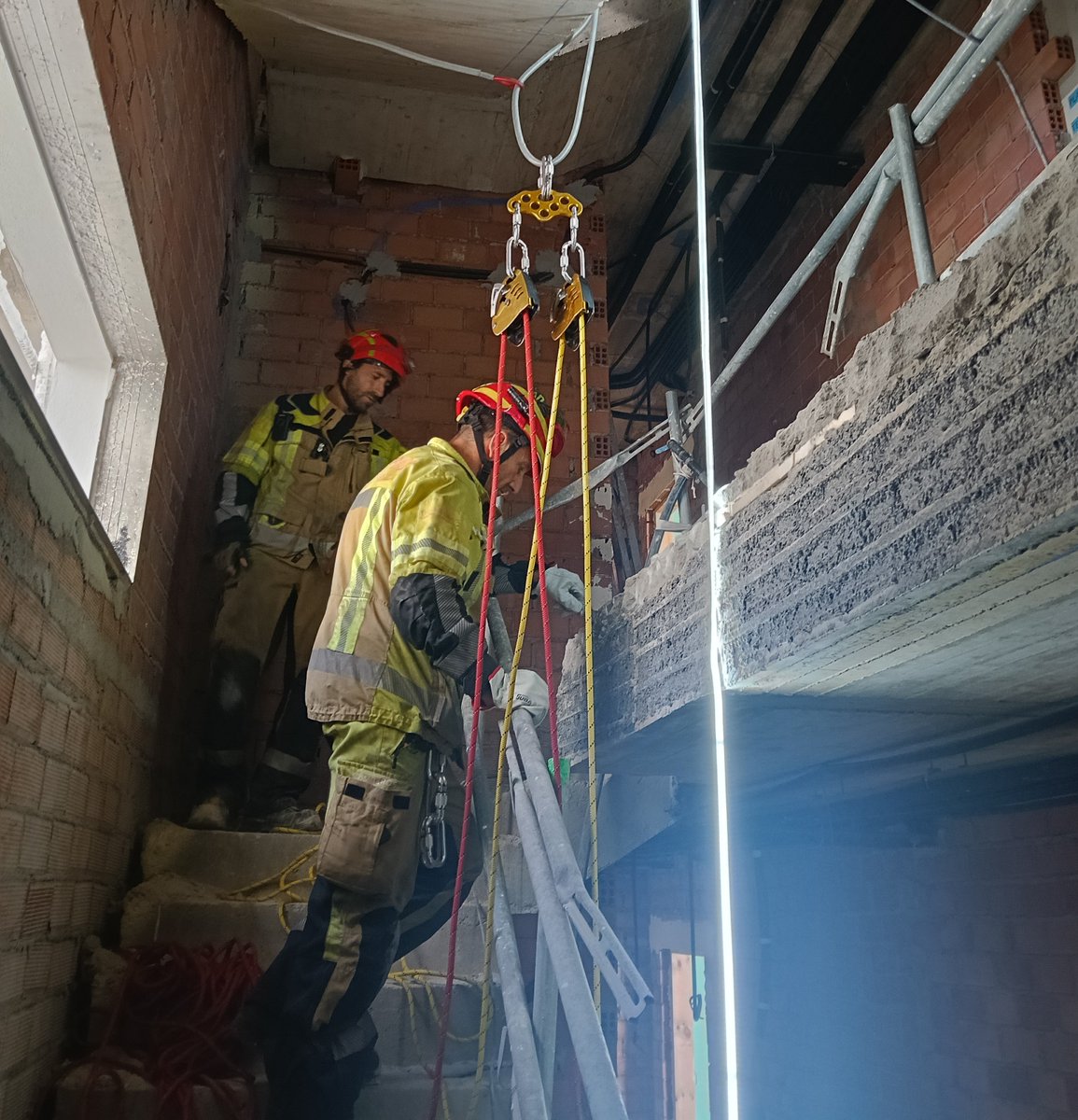SPEISdeAljarafe's tweet photo. 12:17, la dotación del parque de #MairenaDelAljarafe es activada a requerimiento de @061EPES para evacuar a obrero precipitado en el interior de un edificio en construcción.
Se inmoviliza con tabla espinal y evacua en camilla nido con freno de carga.
#Bomberos #Aljarafe https://t.co/a2HVCe4QAO