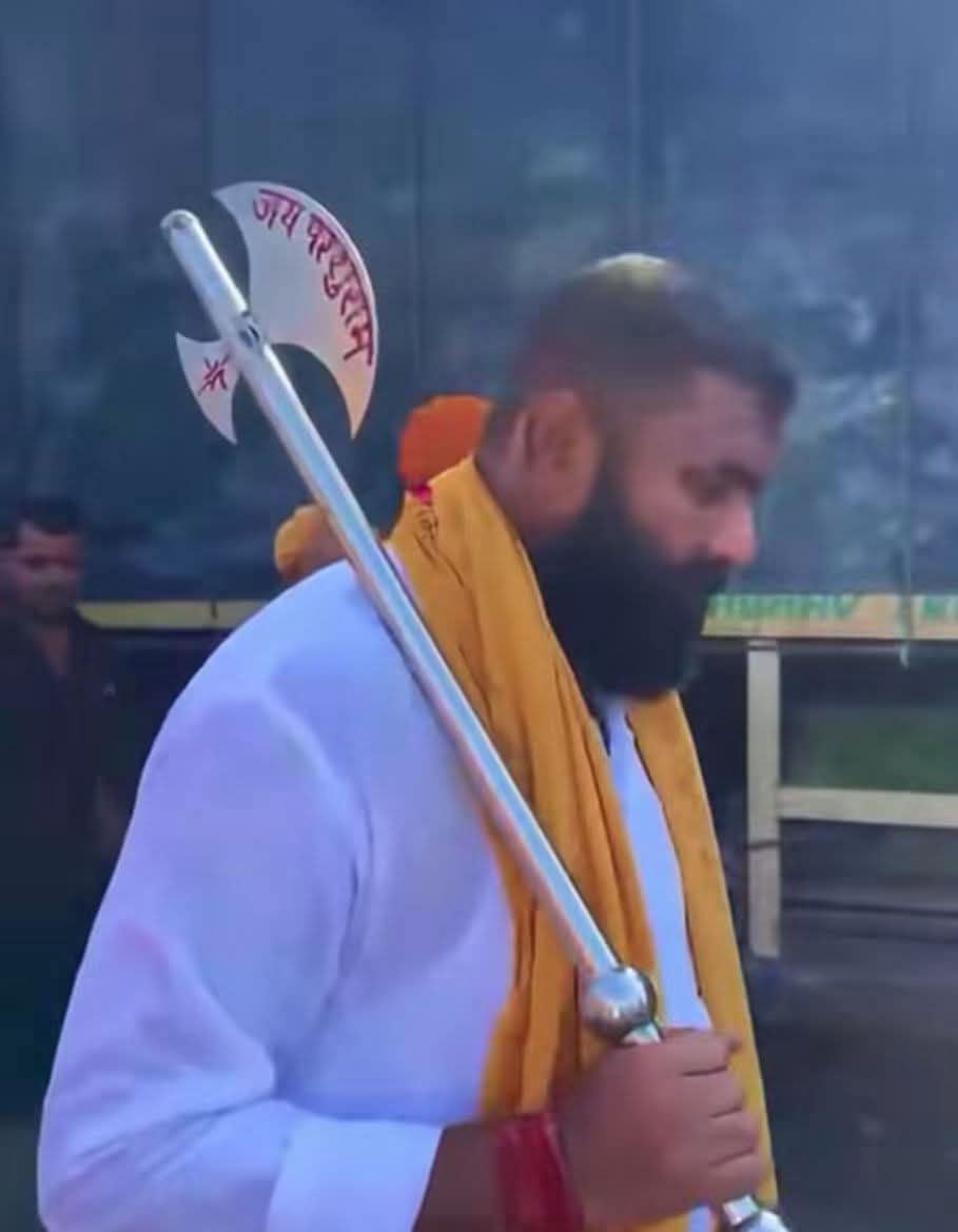 ipsjkishore08's tweet photo. वैसे तो करणी सेना नाम से 21 संगठन बताये जाते हैं किन्तु जो महेन्द्र सिंह मकराना का संगठन है वह वास्तव में सबको लेकर चलने वाला जमीनी संगठन है।

वर्तमान में वे कई लाख लोगों को यूजीसी के विरोध में बीजेपी को किसी चुनाव में वोट न देने की शपथ दिला चुके हैं। निरंतर उनके सहयोगियों की संख्या बढ़ रही है। विरोध यात्रा को जबरदस्त समर्थन मिल रहा है।
#UGC_काला_कानून_वापस_लो