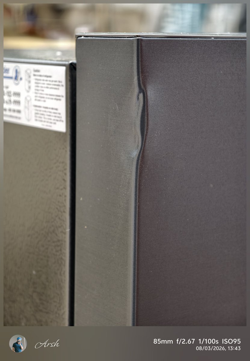 TechTurbanator's tweet photo. Ordered refrigerator from Flipkart.
It had a dent on it.
The delivery person was so unprofessional and rude.
He also mishandled the fridge.
Pathetic.
Not buying heavy appliances from flipkart ever https://t.co/eE6gcEtBG1