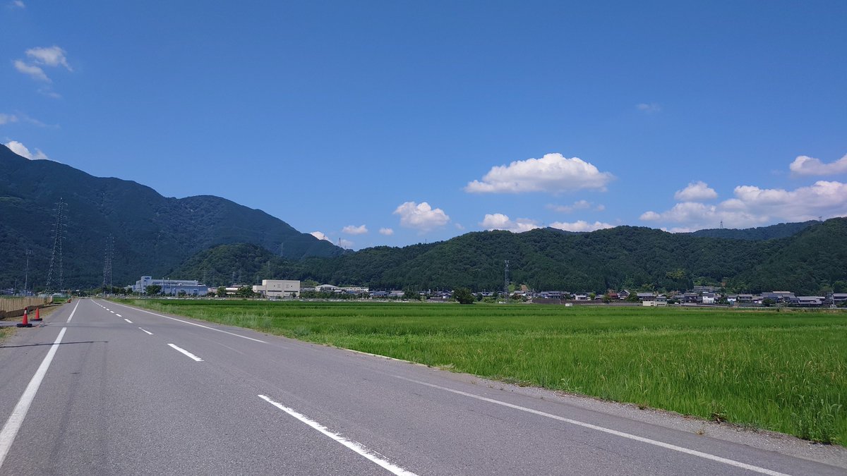 gips_apple's tweet photo. それにしてもきょうもクソ暑かった。新海誠作品かよ。 https://t.co/GDPFwhU7dj