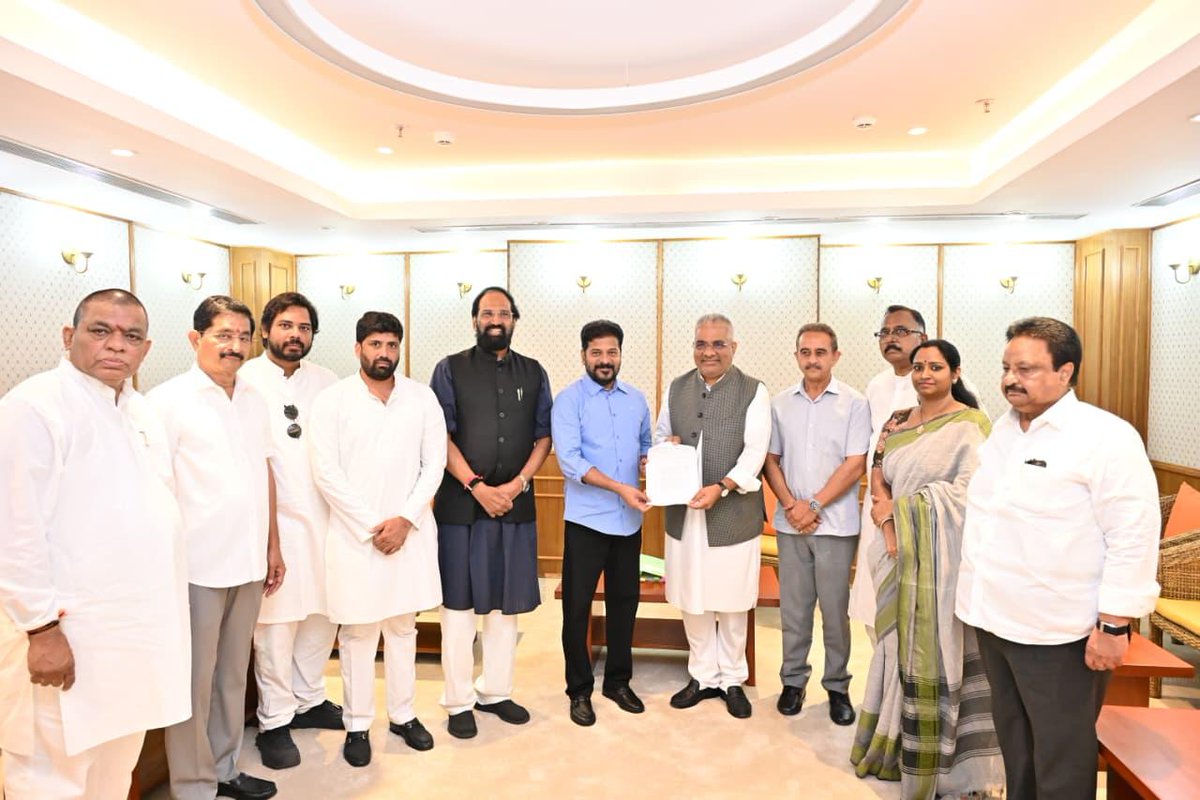 vkgaddam's tweet photo. I accompanied Telangana Chief Minister Shri Revanth Reddy in a meeting with Union Minister for Environment, Forest and Climate Change Shri Bhupender Yadav in New Delhi. During the meeting, we requested the early grant of environmental and forest clearances for several key development projects in Telangana, including the Palamuru–Rangareddy Lift Irrigation Scheme, Seethamma Sagar, SRVR Dindi, Gouravelli projects, and various National Highway works.   We emphasized the importance of expediting these approvals to accelerate infrastructure development and irrigation projects across the state. I remain committed to working for Telangana's development and ensuring that projects of public importance receive timely support from the Central Government.

@revanth_anumula @byadavbjp @INCIndia @INCTelangana
#RevanthReddy #Telangana #BhupenderYadav #GaddamVamsiKrishna #NewDelhi #Development #Infrastructure #TelanganaDevelopment