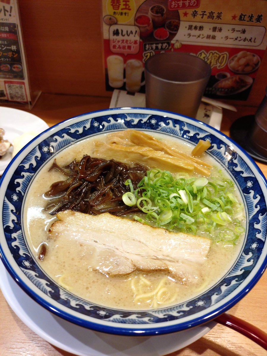 daburuda1023's tweet photo. 濃厚豚骨ラーメン 豚と小麦
ノーマル醤油豚骨ラーメン
肉汁唐揚げライスセット
クセのない豚骨スープにほんのりニンニクの風味が合って珍しいラーメン。 https://t.co/0v1hnvIJos