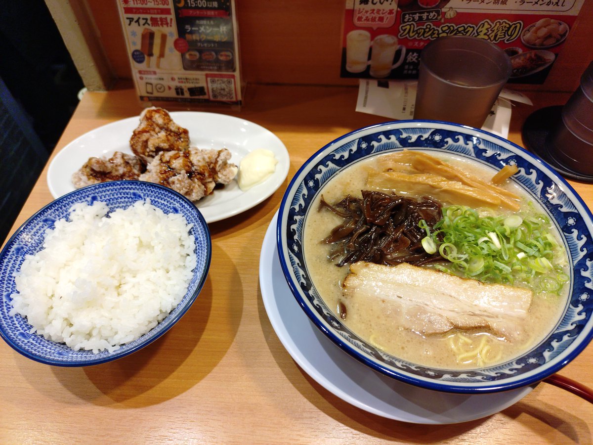 daburuda1023's tweet photo. 濃厚豚骨ラーメン 豚と小麦
ノーマル醤油豚骨ラーメン
肉汁唐揚げライスセット
クセのない豚骨スープにほんのりニンニクの風味が合って珍しいラーメン。 https://t.co/0v1hnvIJos