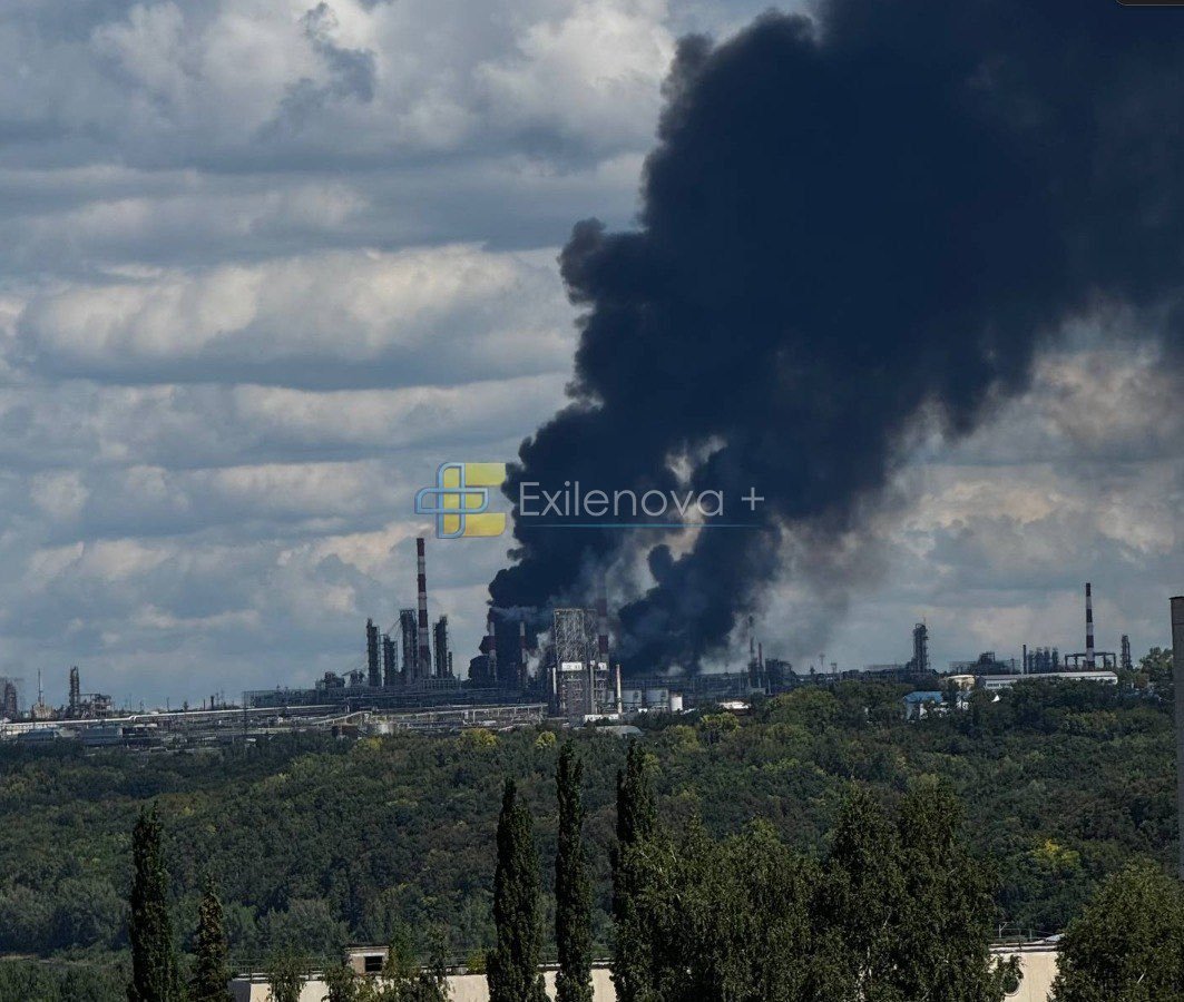 L_ThinkTank's tweet photo. [ 🇷🇺 RUSSIE | 🇺🇦 UKRAINE ]

🔸Des drones ukrainiens de longue portée ont frappé le complexe de raffinage pétrolier d'Oufa, en Bachkirie. 

Le site, l'un des plus importants centres de raffinage de Russie, est situé à plus de 1 400 km de la ligne de front. https://t.co/1OnLHlgNwC