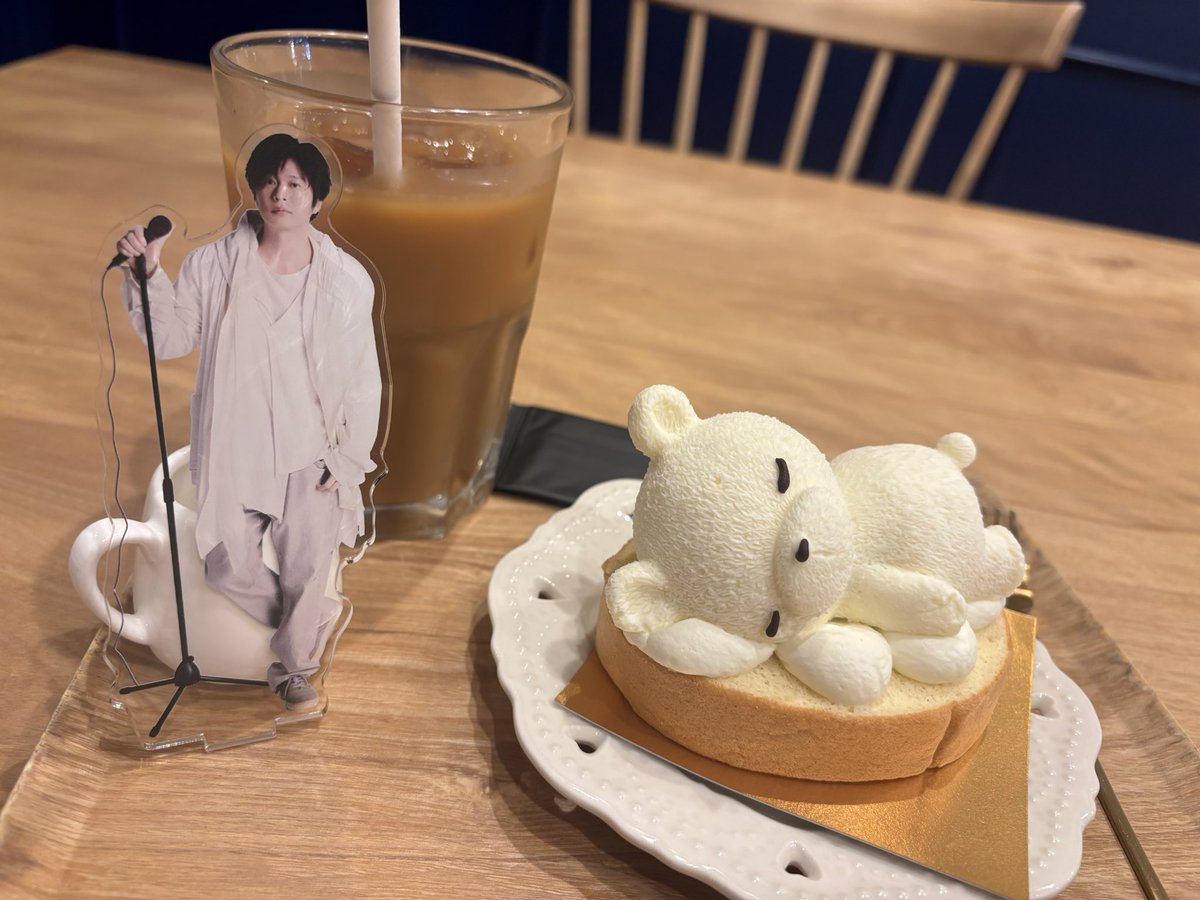 mmco71012's tweet photo. 最速移動！ｼｭﾊﾞｯ=͟͟͞͞( ⊃ᐛ∩)笑

レアチーズが食べたくてこの色にしたけど、アクスタ並べたら色がお揃い♡♡
可愛い♡♡
食べられへーん！！
（食べてるけど笑）

#母さんがラブソング聞きに行くツアー https://t.co/AmXIczPyrO