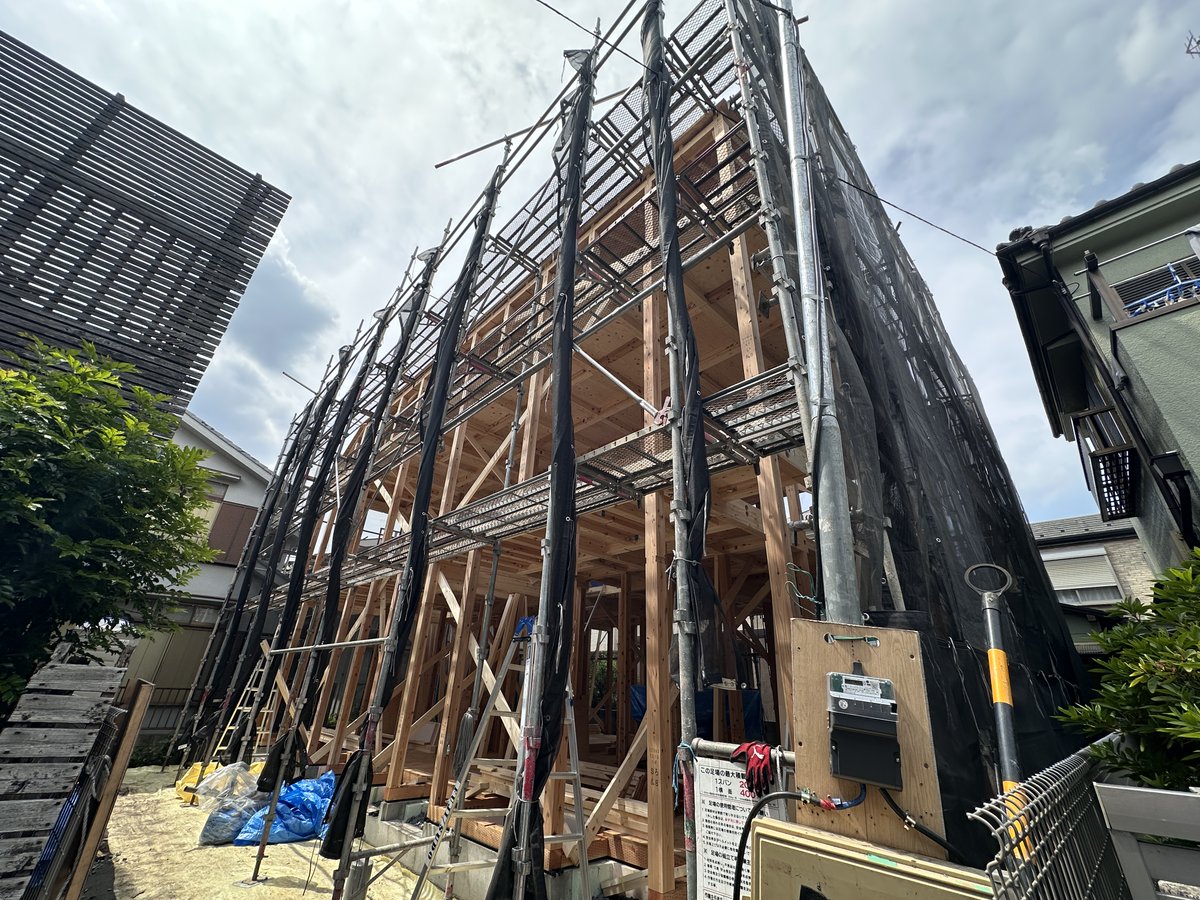 globp_official's tweet photo. 【工事進捗】大泉学園の長屋プロジェクトでは先日上棟を終えました！
暑い中作業してくださる職人さんには頭が上がりません…！

#バーミープレイス大泉学園2 #新築物件 #収益アパート #収益物件 #不動産投資 #アパート経営 #売主物件 https://t.co/MoIJrsAnmI