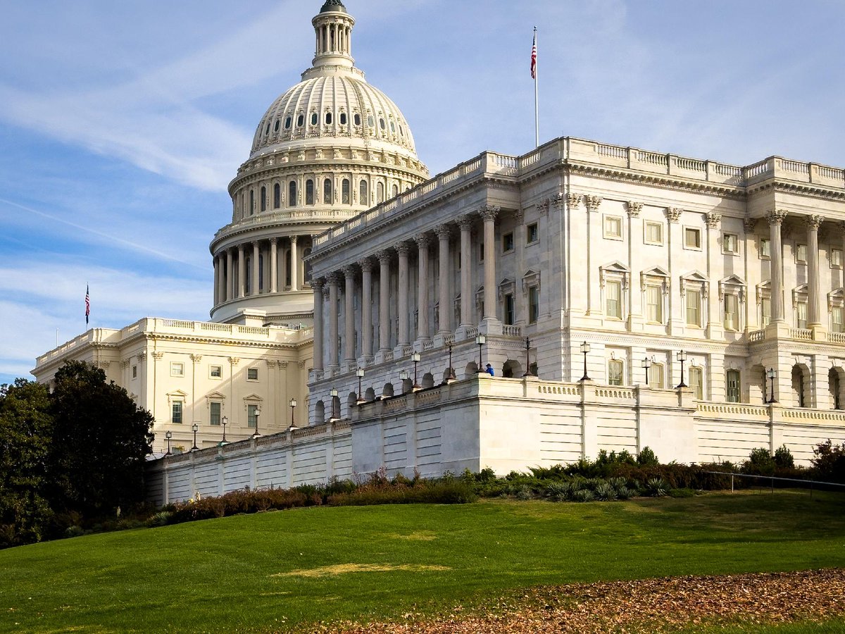 CoinMarketCap's tweet photo. LATEST: 🇺🇸 SEC Commissioner Hester Peirce says crypto regulatory reform will move forward even if the CLARITY Act fails, with room under existing law to build a digital asset framework. https://t.co/WIGhFTosFQ