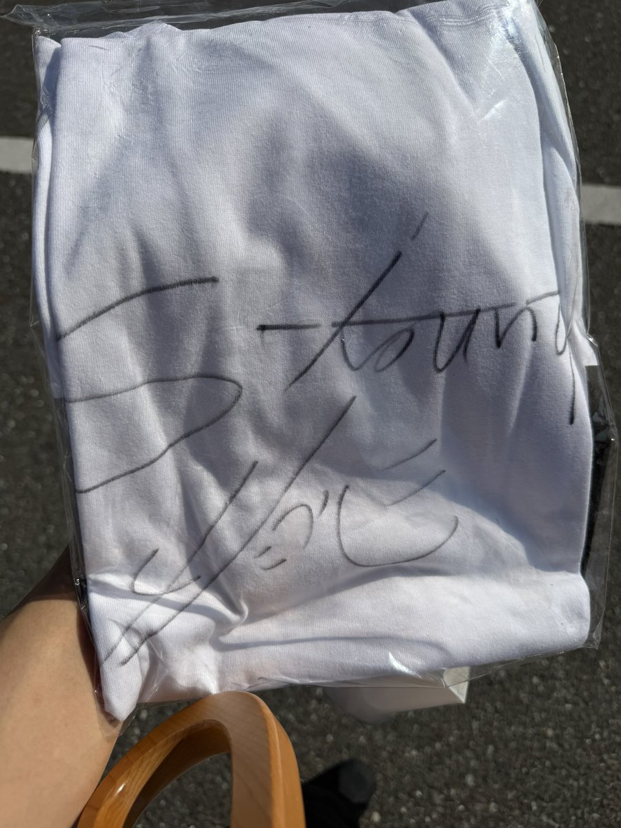 Yoshiakinm's tweet photo. え？！？！？！？！よくわからず引いたら直筆サイン入りシャツ当たって目がまん丸になった😭😭😭福岡まで来て良かった😭😭
#ヨルシカ
#一人称 https://t.co/TJNbnpmzuD