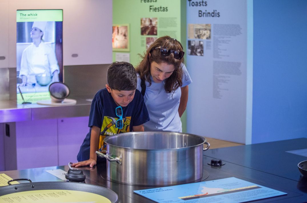 universcience's tweet photo. @imagine Our Banquet exhibition lands in the US! "FOOD: Science, Culture and Cuisine", toured by our partner @Imagine, is on view at Conner Prairie Museum (Indiana) until September 7.  

#TravellingExhibitions #FOODExhibitCP @ConnerPrairie https://t.co/XBTEfkZlkx