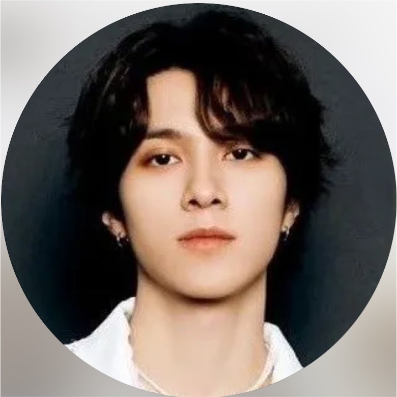 henderyloml_'s tweet photo. i guess hendery’s mental state is better now that he’s back in korea &amp; that’s why he changed his instagram pfp again 🤣

but the fact that he was doing this at 10+am when he landed at 5+am damn 😭 he must still be affected by the jet lag which explains the expressionless pfp LMAO https://t.co/mK59wJTj2J
