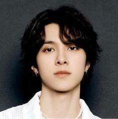 henderyloml_'s tweet photo. i guess hendery’s mental state is better now that he’s back in korea &amp; that’s why he changed his instagram pfp again 🤣

but the fact that he was doing this at 10+am when he landed at 5+am damn 😭 he must still be affected by the jet lag which explains the expressionless pfp LMAO https://t.co/mK59wJTj2J