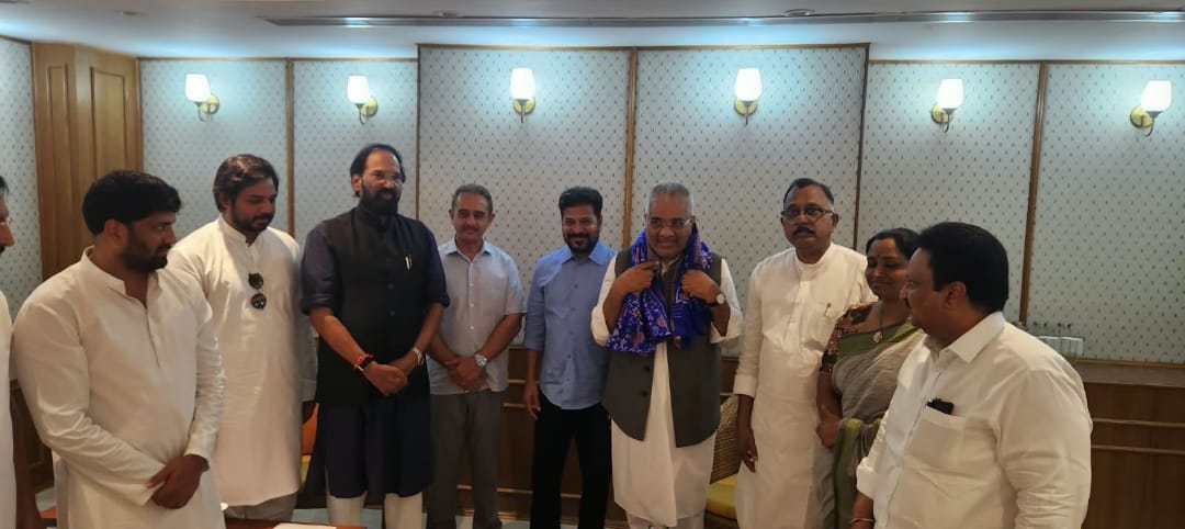 vkgaddam's tweet photo. I accompanied Telangana Chief Minister Shri Revanth Reddy in a meeting with Union Minister for Environment, Forest and Climate Change Shri Bhupender Yadav in New Delhi. During the meeting, we requested the early grant of environmental and forest clearances for several key development projects in Telangana, including the Palamuru–Rangareddy Lift Irrigation Scheme, Seethamma Sagar, SRVR Dindi, Gouravelli projects, and various National Highway works.   We emphasized the importance of expediting these approvals to accelerate infrastructure development and irrigation projects across the state. I remain committed to working for Telangana's development and ensuring that projects of public importance receive timely support from the Central Government.

@revanth_anumula @byadavbjp @INCIndia @INCTelangana
#RevanthReddy #Telangana #BhupenderYadav #GaddamVamsiKrishna #NewDelhi #Development #Infrastructure #TelanganaDevelopment