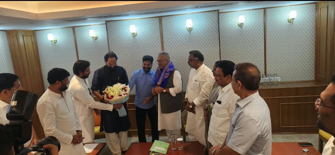 vkgaddam's tweet photo. I accompanied Telangana Chief Minister Shri Revanth Reddy in a meeting with Union Minister for Environment, Forest and Climate Change Shri Bhupender Yadav in New Delhi. During the meeting, we requested the early grant of environmental and forest clearances for several key development projects in Telangana, including the Palamuru–Rangareddy Lift Irrigation Scheme, Seethamma Sagar, SRVR Dindi, Gouravelli projects, and various National Highway works.   We emphasized the importance of expediting these approvals to accelerate infrastructure development and irrigation projects across the state. I remain committed to working for Telangana's development and ensuring that projects of public importance receive timely support from the Central Government.

@revanth_anumula @byadavbjp @INCIndia @INCTelangana
#RevanthReddy #Telangana #BhupenderYadav #GaddamVamsiKrishna #NewDelhi #Development #Infrastructure #TelanganaDevelopment