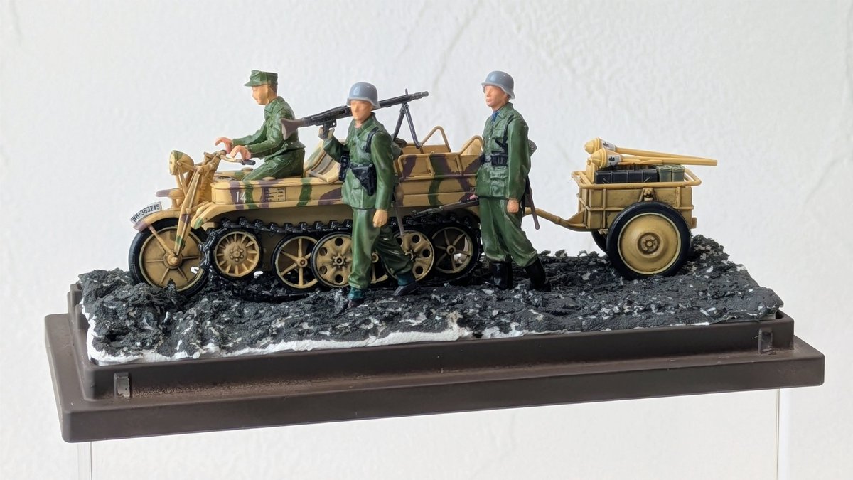 anton_wings's tweet photo. 昨夜完成のタミヤ1/48ケッテンクラート、自然光で再撮影しました。
外の情景なので自然光の方が映えますね。
台座は実はキャンドゥの「カプセルトイディスプレイケース」なので収納可能です。

#coloryourbuild
#プラモデル
#タミヤ
#タミヤスケールモデル
#Arrtx
#AKインタラクティブ
#DSPIAE https://t.co/ZPfCm5pXBL