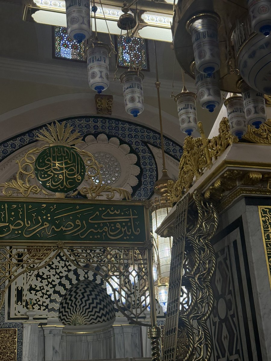 iirlii5's tweet photo. أي جبر هذا أي عوض هذا أن أكون في الصف الأول بين بيته ومنبره في روضة من رياض الجنة ،الحمدلله حمدًا كثيرًا 🥹❤️‍🩹❤️‍🩹❤️‍🩹 https://t.co/OnO5W8R7J4