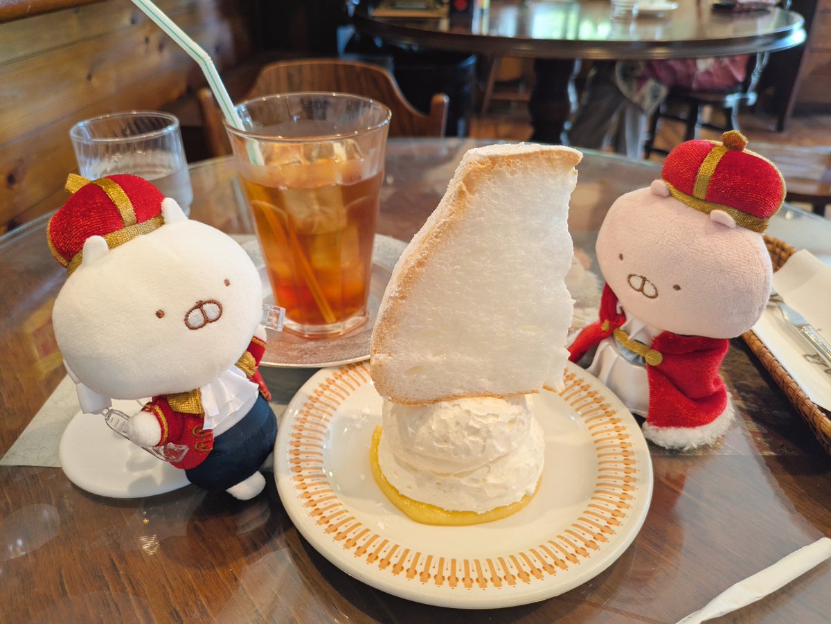 kuma3doll's tweet photo. 寄り道その2

(●・∞・)お紅茶の缶がたくさんぴぇ
(●・∞・)下からソース、ホイップ、メレンゲのスノーフレークケーキ…？ふわしゅわでおいしいぴぇ！

#みずきのお茶会 https://t.co/PFfGQaYtWT