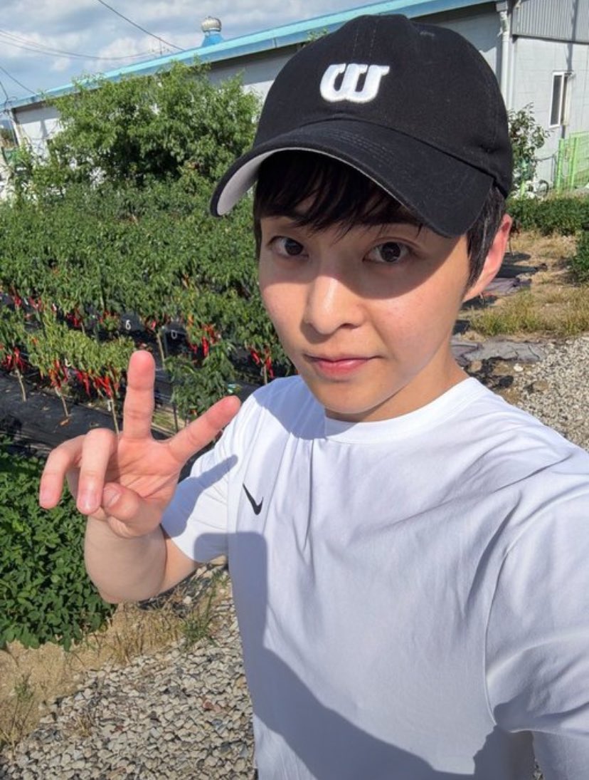 u_han94's tweet photo. I’ll never forget Xiumin mistaking chili peppers for red flowers on EXO-L Anniversary last year 😭🌶️He was so ready to take a pretty selfie for us… until he realized what they actually were. Then all he could do was awkwardly cute peace sign 😭🤏🤏🤏 https://t.co/KvQ87H1QYQ