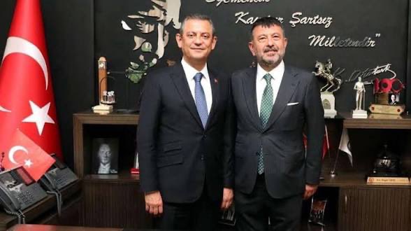 karsitmedya's tweet photo. Ankara Cumhuriyet Başsavcılığı, Özgür Özel ve Veli Ağbaba hakkında "Zincirleme şekilde rüşvet alma" suçundan fezleke hazırlayarak Adalet Bakanlığı’na gönderdi. https://t.co/j6mvL78HPE