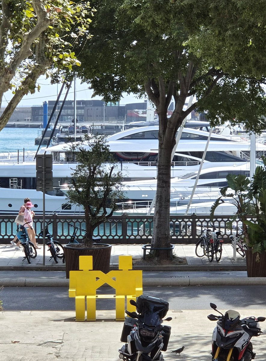 cd_land's tweet photo. Banc public créé par Sosno, sur la place Île de Beauté. 😍
#PortdeNice #NiceCotedAzur https://t.co/3L9jUS3Chp