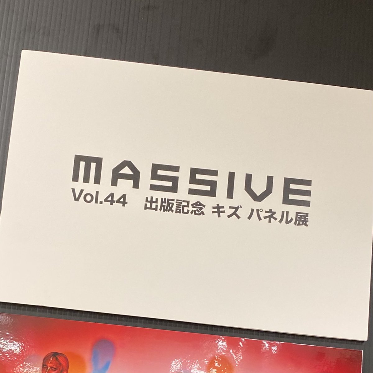TOWER_Shinjuku's tweet photo. 【#キズ #MASSIVE】

「痛み」や「喪失」を詩情豊かに描き続け、結成8周年を目前に放つ集大成的フルアルバム『#極楽より極上の雨』を本日リリースしたキズが表紙を飾る書籍『MASSIVE Vol.44』絶賛発売中！！

書籍の発売記念のパネル展＆購入抽選も本日より開催📚

9Fにてお待ちしてます！ https://t.co/pMsJ5uBv37