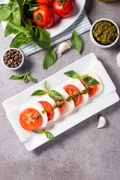 ArtColor67's tweet photo. Just restocked our kitchen with fresh basil, plump cherry tomatoes u0026 creamy mozzarella  Perfect for a quick summer caprese salad! Swing by our local farmers market for these picks too https://t.co/LpJfY3fgyg