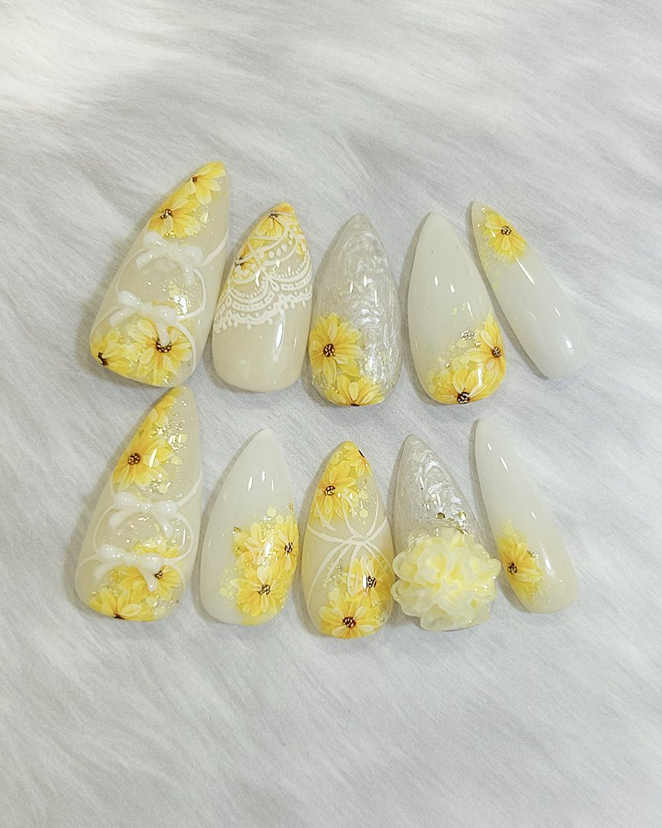 Qunt_nail's tweet photo. #ネイル #ネイルデザイン
向日葵をこれでもかとふんだんに描きました！
柔らかい色合いがひまわりをより引き立てています🌻 https://t.co/4rrh9nSOHX