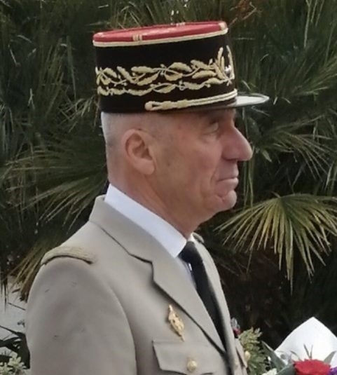 ChristinePP27's tweet photo. https://t.co/O7iKGNeE9n...
«Le véritable ennemi de la France n'est pas Poutine, mais Emmanuel Macron.»  Général André Coustou.
Le  rôle de l'armée n'est-il pas de combattre les ennemis de la France ? Le  général André Coustou risque gros en théorie, mais comme il s'adresse à  un clown méprisé par le monde entier sauf par Zelensky et VDL, le jeu  en vaut la chandelle.