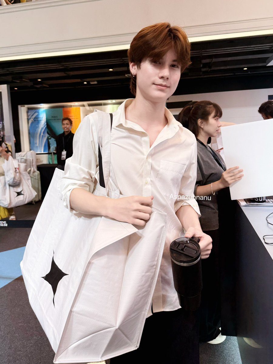 Aspa_ZunNaNu's tweet photo. เจอน้องนิค @nick_abv มาต่อแถวรอwalk-inเข้าอุดหนุนพี่ซีด้วย น้องบอกมารอเพื่ออุดหนุนพี่ซีโดยเฉพาะเลย @zee_pruk เด็กในค่ายเลิฟมากก 🖤

(ขออนุญาตน้องเรียบร้อยนะคะ)
#SUPERSUN
#SUPERSUNxSIAMCENTER 
#SUPERSUNPOPUP 
#SUPERSUNPOPUPINBKK https://t.co/WWdK4JvzCw
