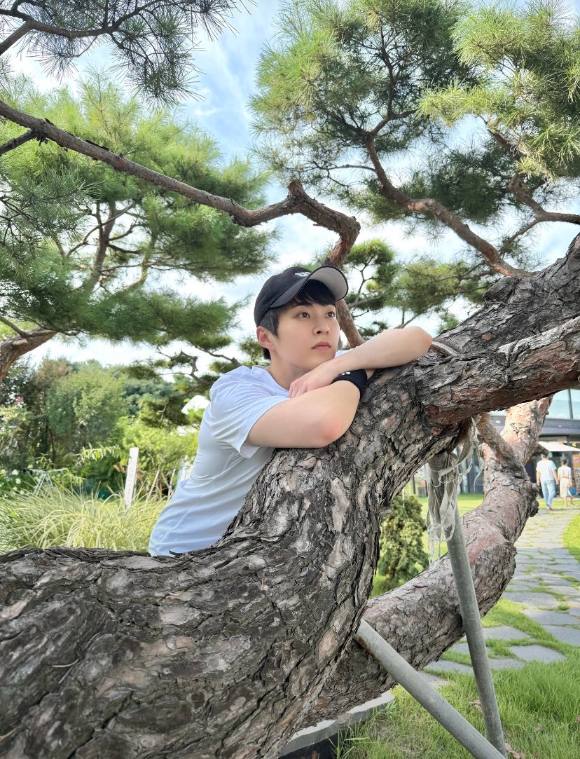 u_han94's tweet photo. The way he gave us a whole photoshoot with the cutest poses in the middle of nature as an EXO-L Anniversary gift!!!! THE SWEETEST https://t.co/bXE5duDghc