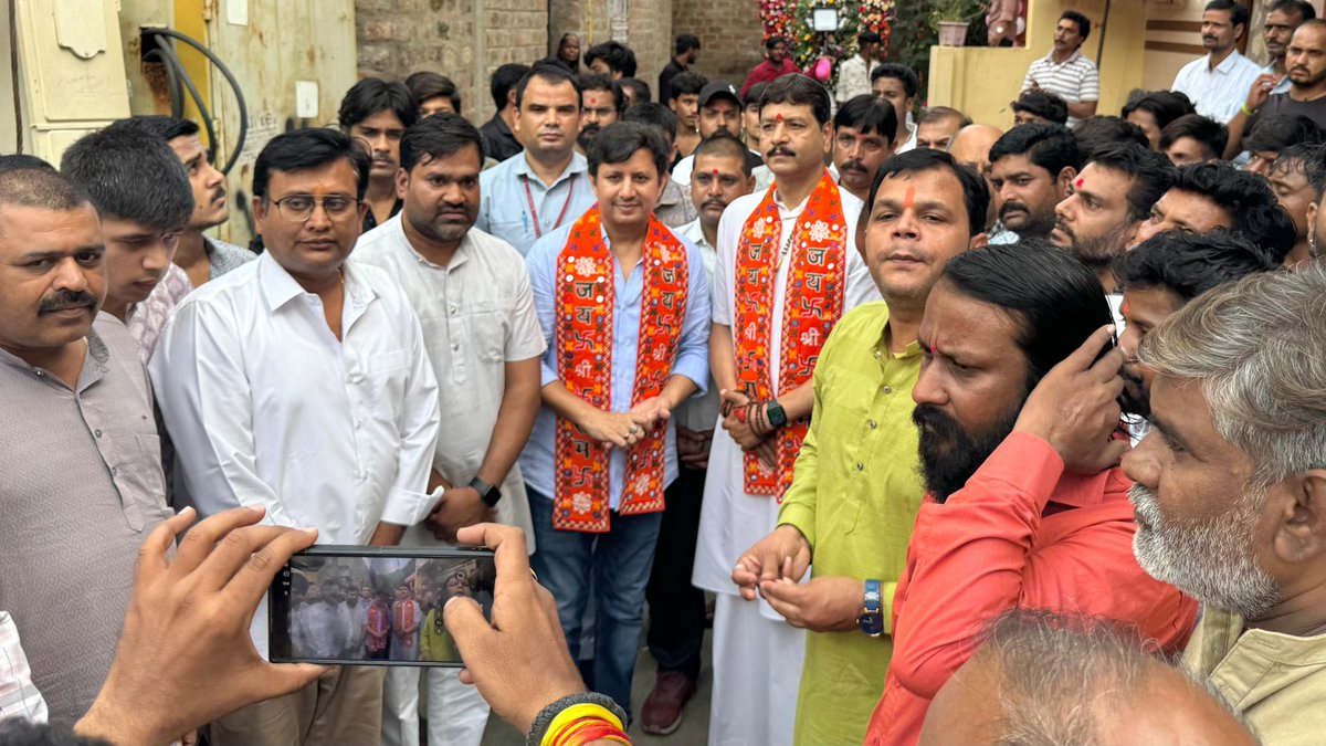 AkashVOnline's tweet photo. हर-हर महादेव !!

भगवान शिव की भक्ति को समर्पित पावन श्रावण मास पर विधानसभा 1 के गीता नगर एक्स्टेंशन स्थित श्री मनकामनेश्वर धाम मंदिर से महाँकाल सेना द्वारा आयोजित बाबा महाँकाल की सवारी मे सम्मिलित होकर देवाधि देव महादेव का पूजन-अर्चन कर उनका आशीर्वाद प्राप्त किया व उपस्थित शिवभक्तों के साथ भोलेनाथ जी की भक्ति का आनंद लिया ।