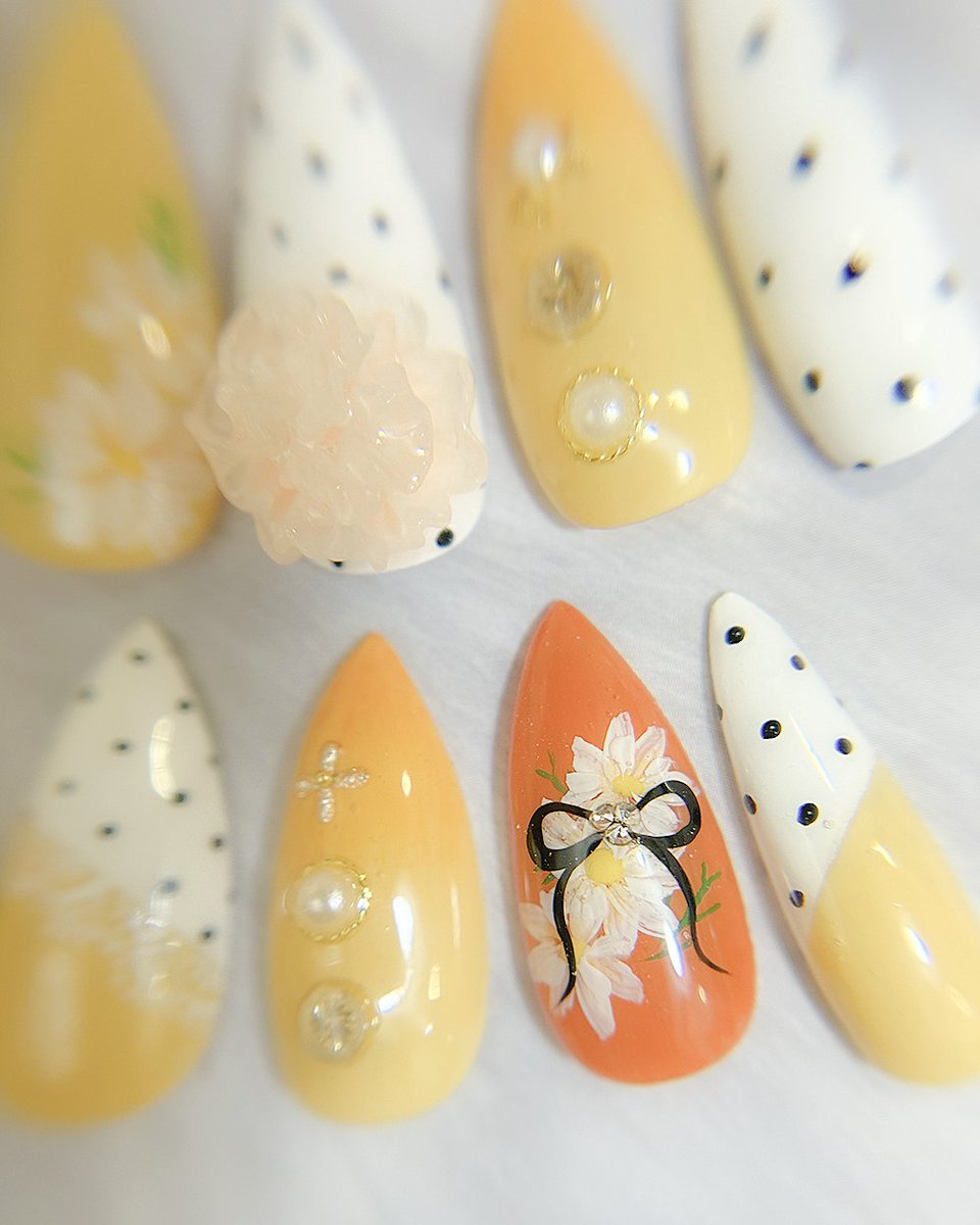 Qunt_nail's tweet photo. #ネイル #ネイルデザイン
レトロかわいいをイメージ。レトロな白黒ドットに黄色とマーガレットを合わせました☺️ https://t.co/8VX30zlSyc