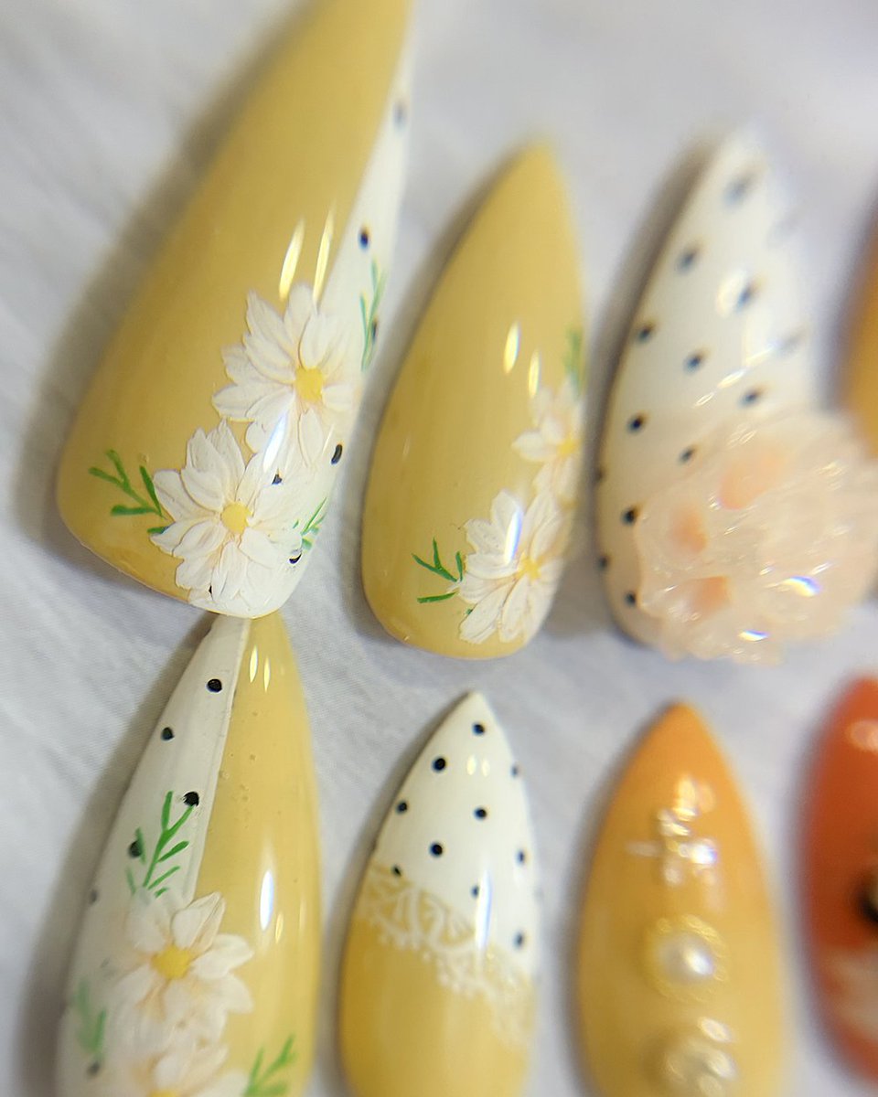 Qunt_nail's tweet photo. #ネイル #ネイルデザイン
レトロかわいいをイメージ。レトロな白黒ドットに黄色とマーガレットを合わせました☺️ https://t.co/8VX30zlSyc