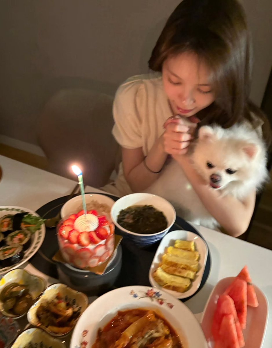 kimkkangzi's tweet photo. 🎂🙏🏻🐯🐕 https://t.co/hT7pjeqCq4