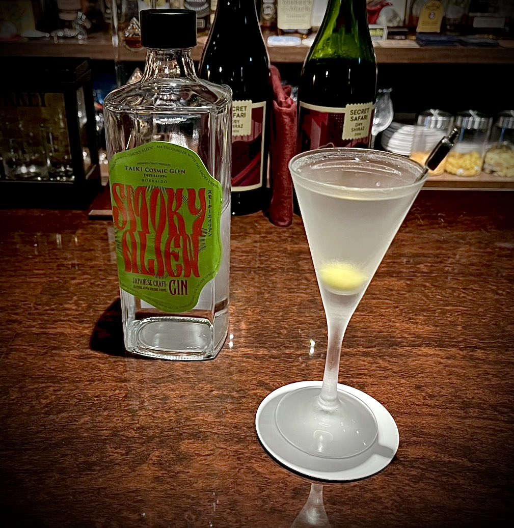 ogatanks's tweet photo. ギャルソンのスーツで踊るマハラジャ
カクテルグラスで飲み干すマティーニ
美味しいらしい
#スモーキーエイリアン https://t.co/mMvOuQ4rXB