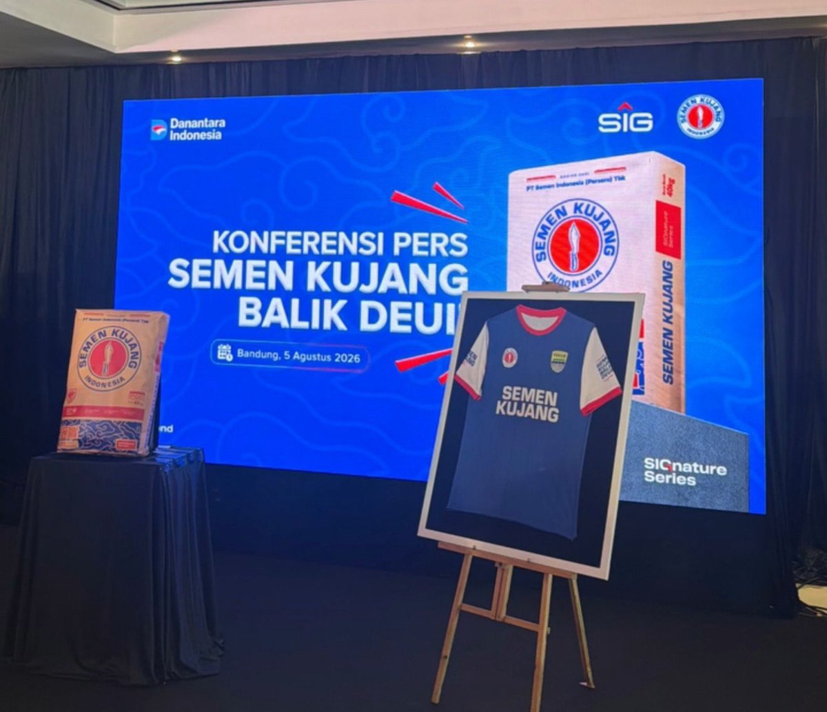 MafiaWasit's tweet photo. Curiga nih, bentuk kerjasamanya adalah in-kind sponsorship.

Semen Kujang ngasih produk Semen ke Persib untuk pembangunan Training Center 😅 https://t.co/MgS3eks9gn