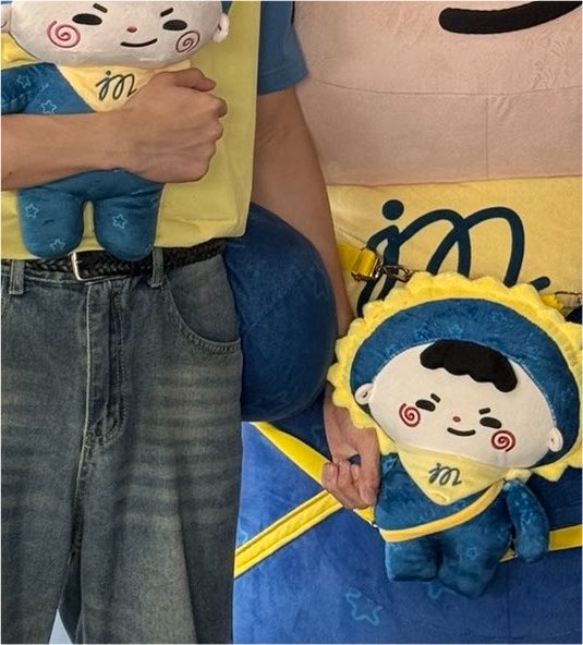 truffletwirl's tweet photo. This is so cute. He's holding big Jummo and little Jummo at the same time! 🥹🥹 https://t.co/T2w770SpHd