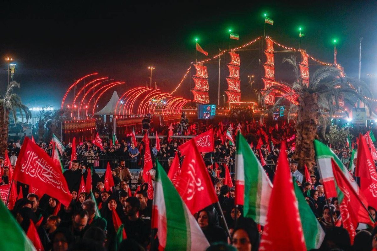 my_rauof's tweet photo. اربعین امسال یه پیام واضح داشت؛ پیامی که لای پرچم‌های سرخ نوشته شده بود: «ما ایستاده‌ایم تا لحظه‌ی آخر». #پرچم_سرخ https://t.co/inu9Cdw1QD