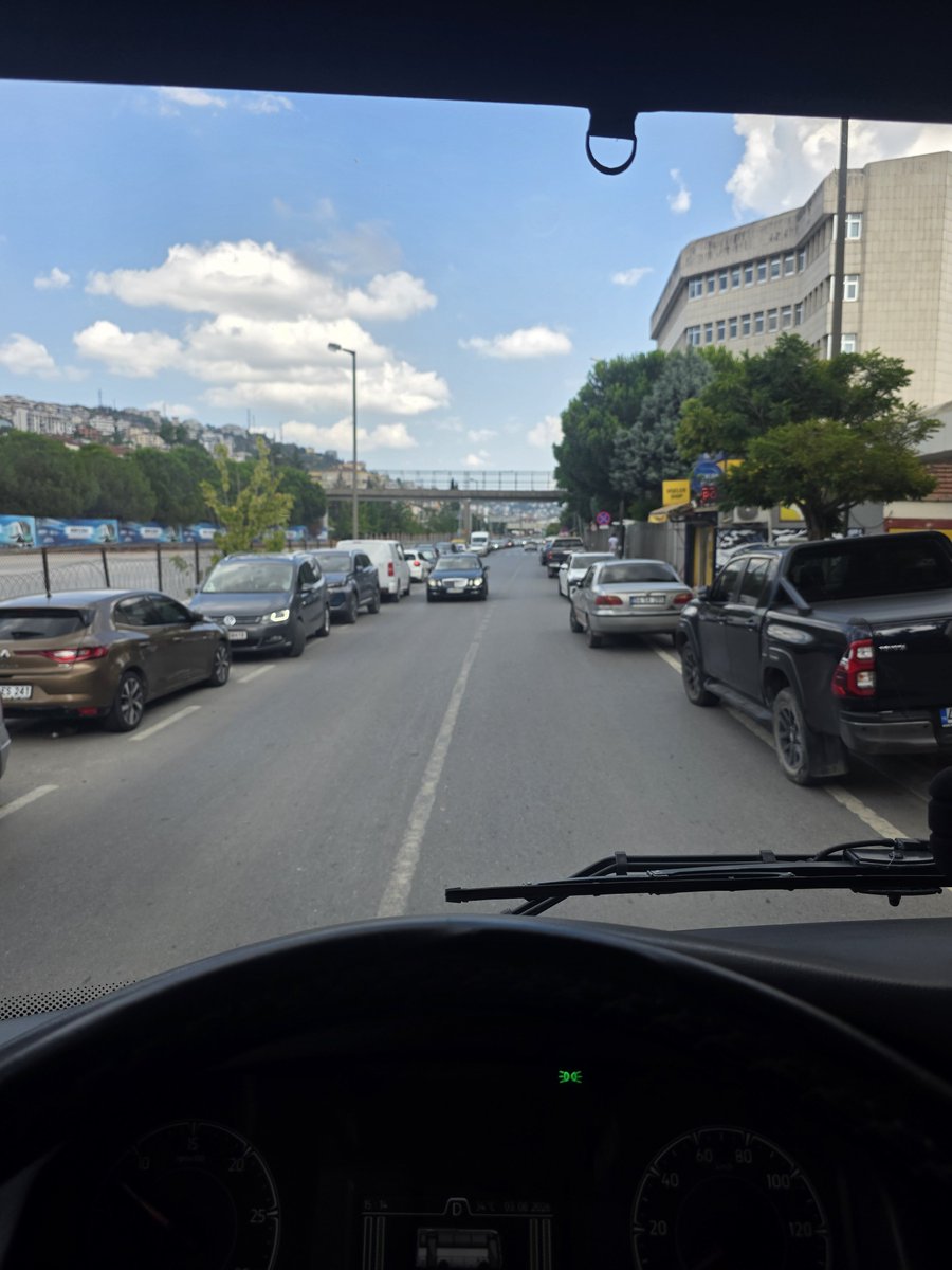 Efendim3's tweet photo. Üst geçit altına açılan derme çatma açılan işletme ters yöne araç koyup trafiği aksatıyor. Meyve satan seyyar esnaf park etme yasağı olduğu halde şehrin yöneticileri ! en kısa süre çözüm bulmalarını bekliyoruz. Sgk önü.@kocaelibld @KocaeliEmniyeti @izmitbelediye https://t.co/0voHTD3Ga0