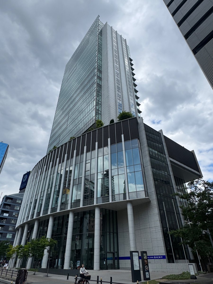 27_dxk's tweet photo. 参加校17校目は、大阪工業大学です✨️

大阪工業大学は、創立100年を超える歴史を持つ大学です‼️設計だけでなく構造や環境など建築を支える幅広い分野を学ぶことができます✍🏻💡

#建築 #建築学生とつながりたい
#建築設計 #卒業設計
#diplomaxkyoto27 https://t.co/Ps5tMzSF6T