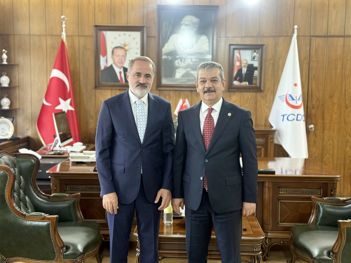 erolkeles23's tweet photo. 📍TCDD Genel Müdürlüğü

@TCDDemiryollari Genel Müdürü Sayın Veysi Kurt ile bir araya geldik.

Aziz şehrimiz Elazığ’ın demiryolu ulaşımı, devam eden çalışmalar ve önümüzdeki dönemde hayata geçirilmesi planlanan yatırımlar üzerine kapsamlı değerlendirmelerde bulunduk.

Nazik ev sahipliği ve Elazığ’ımıza gösterdiği yakın ilgi dolayısıyla Sayın Genel Müdürümüze teşekkür ediyor, çalışmalarında kolaylıklar diliyorum.

@Akparti @RTErdogan @abuyukgumus