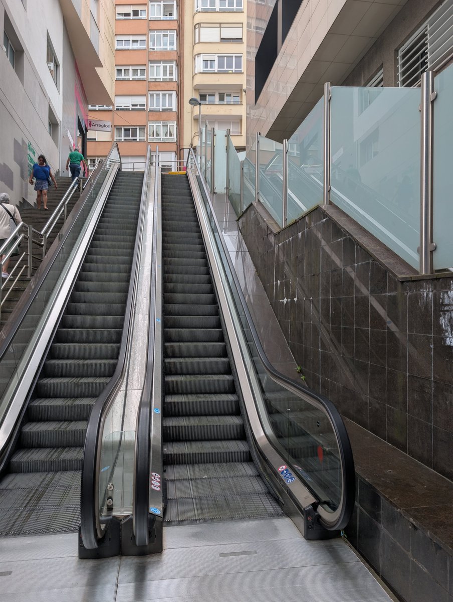 pelicato's tweet photo. @gemaigual Las mejoras de @gemaigual no terminan con el ascensor entre #CastillaHermida y la calle Alta. Las escaleras mecánicas de Vargas tampoco funcionan, a hacer ejercicio todo el mundo.
#Santander #Smartcityfail #SantanderSucio https://t.co/PHMJNhNQ5f