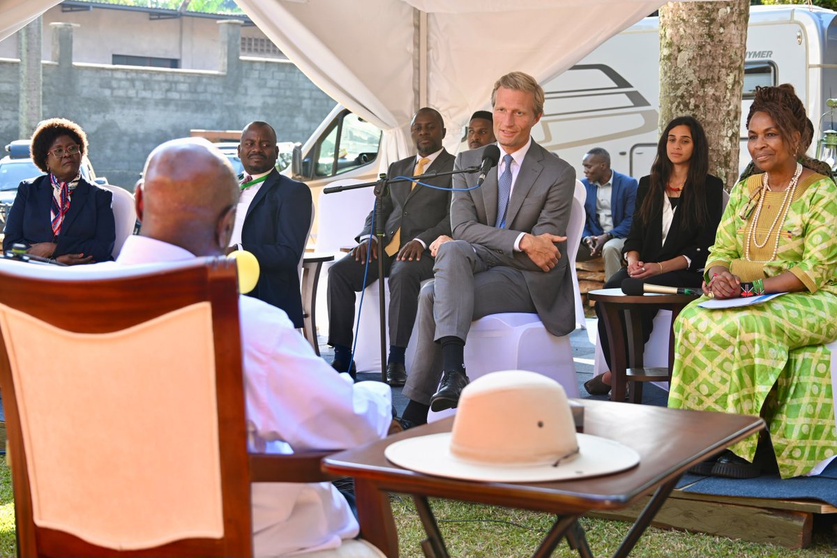 WFPChief's tweet photo. Pleasure meeting H.E. President @KagutaMuseveni. Uganda shows humanitarian leadership, hosting nearly 2 million refugees, supporting the regional Ebola response &amp; preparing for #ElNiño. 
@WFP is proud to support government efforts to strengthen resilience and act ahead of crisis. https://t.co/MDaFN3LuQ9