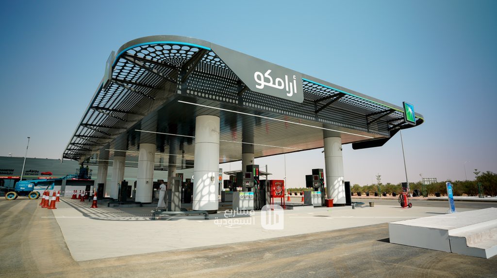Abdulelah__MS's tweet photo. في وقتٍ يشهد فيه العالم ارتفاعًا في أسعار الطاقة والوقود على وجه الخصوص ،السعودية اختارت أن تتحمل الفارق 🇸🇦

بلغ الدعم الحكومي للبنزين والديزل خلال الربع الثاني من عام 2026 نحو 71 مليار ريال، مقارنة بـ 28 مليار ريال في الفترة نفسها من عام 2025، أي بزيادة تقارب 155%.

ورغم ارتفاع أسعار النفط والمنتجات المكررة عالميًا، لم تُرفع أسعار البنزين المحلية، واستمر تثبيت الأسعار بتوجيهات القيادة الرشيدة، لتخفيف الأعباء عن المواطنين والمقيمين، ودعم استقرار الاقتصاد والأسعار.

وفي ظل التقلبات العالمية الحالية، يصعب العثور على دولة تحافظ على أسعار الوقود المحلية ثابتة عبر تحمل هذا الحجم من الدعم الحكومي، بينما اتجهت دول كثيرة إلى تمرير ارتفاع التكاليف للمستهلكين.