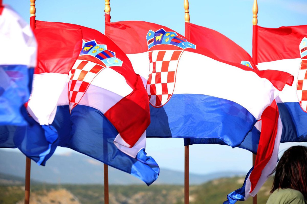 bernardjurisic's tweet photo. O lijepa, o draga, o slatka slobodo,
dar u kom sva blaga višnji nam bog je dô,
uzroče istini od naše sve slave,
uresu jedini od ove Dubrave,
sva srebra, sva zlata, svi ljudcki životi
ne mogu bit plata tvôj čistoj ljepoti! https://t.co/BgRvOwJ3mN