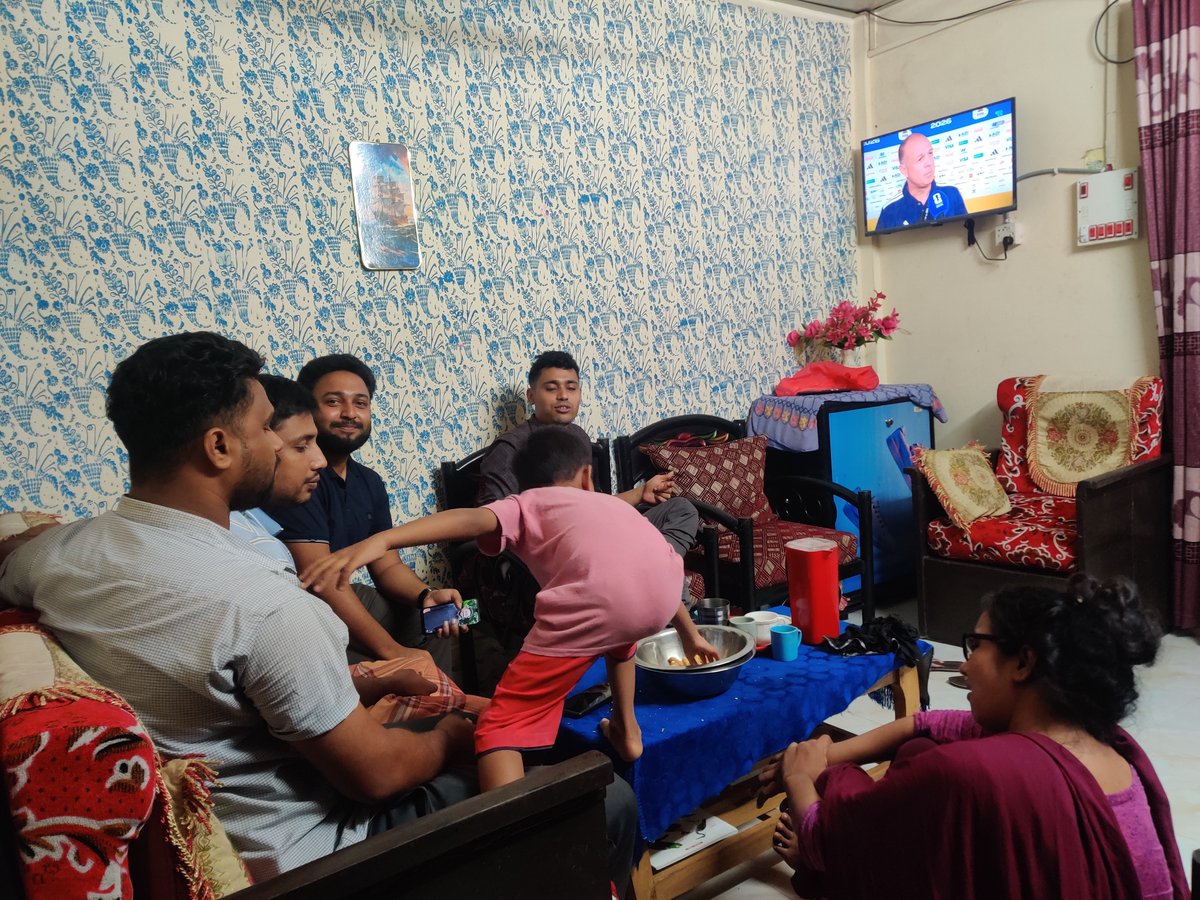 EmranHossenRaf1's tweet photo. আমাদের সন্ধ্যাকালীন আড্ডার গল্প...!
ছুটিতে বাড়ি ফিরলেই একটা জায়গায় যেন টান অনুভব করি—আমার নূর উল্ল্যাহ কাকার ঘর। বলতে গেলে, ছুটির সবচেয়ে বেশি আড্ডা জমে এই ঘরেই। https://t.co/HNFzbpTvwS