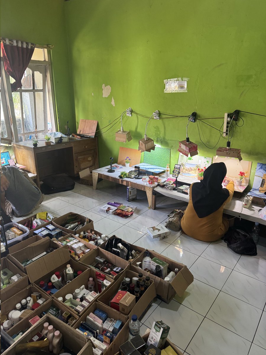 infotegal's tweet photo. Berawal dari keinginan berbagi ilmu, Muhammad Akbar Ismail, pemuda asal Desa Pagerbarang, Kabupaten Tegal, membangun komunitas affiliate gratis yang kini menjadi tempat belajar bagi masyarakat untuk mengenal dunia affiliate marketing. https://t.co/fSxRKXR984
